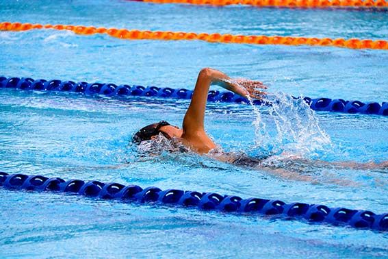 Benefici e svantaggi dello sport del nuoto